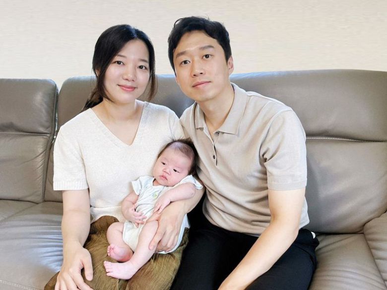 지난달 출산으로 100번째 육아동행지원금을 받은 원소라 아워홈 책임(왼쪽) 가족. 한화갤러리아 제공