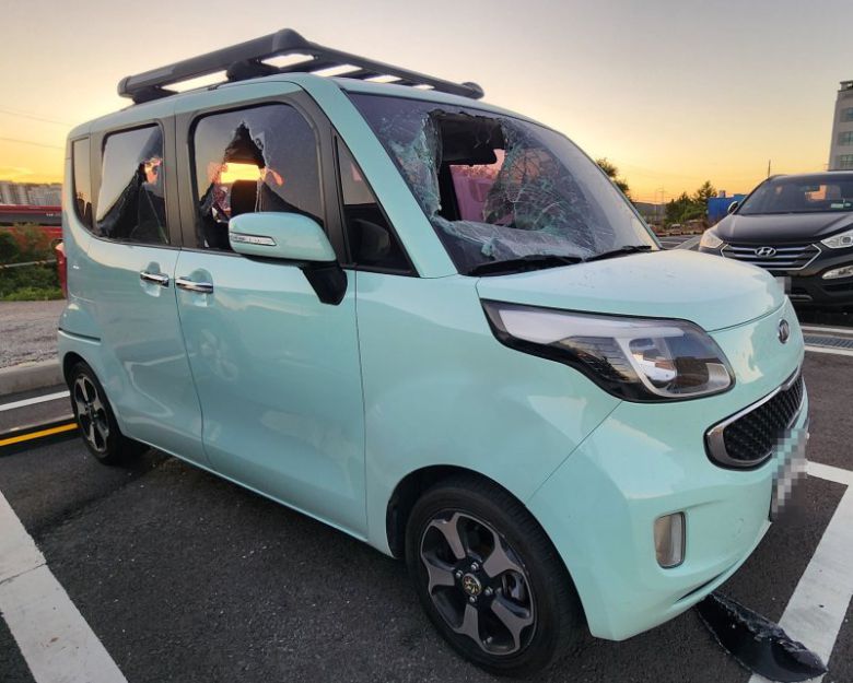 지난 28일 오후 울산 북구의 한 병원 주차장에서 30대 남성이 20대 여성에게 흉기를 휘둘러 다치게 한 사건이 발생했다. 사진은 피의자가 도주를 시도하려 탑승한 차량 앞유리가 시민들에 의해 깨져 있는 모습. 연합뉴스.