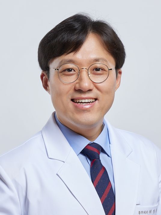 한국여행을 온 중국인 관광객 위급환자를 수술해 생명을 구한 부산백병원 심장혈관흉부외과 위진홍 교수. 부산백병원 제공