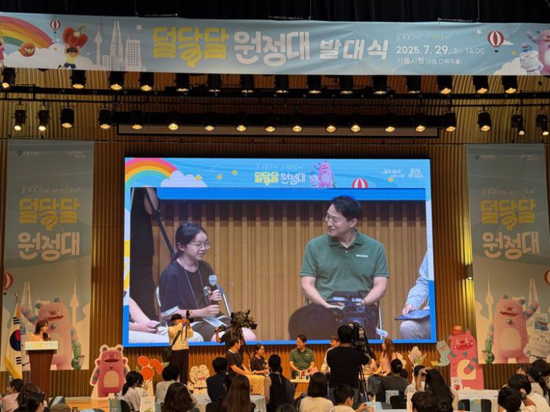 29일 오세훈 서울시장이 서울시청에서 열린 '덜 달달 원정대' 출범식에서 어린이 참석자와 대화를 나누고 있다. 이창훈 기자