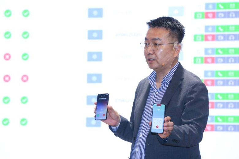 홍관희 LG유플러스 정보보안센터장이 29일 서울 용산사옥에서 열린 보안 전략 간담회에서 악성 앱을 통한 발신번호 조작을 시연하고 있다. LG유플러스 제공