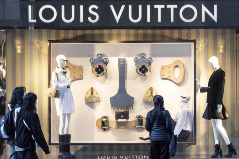 지난 4월 15일 서울 시내의 한 백화점 루이비통 매장 앞으로 시민이 지나가고 있다. 사진은 기사 본문과 무관함. /사진=뉴시스화상