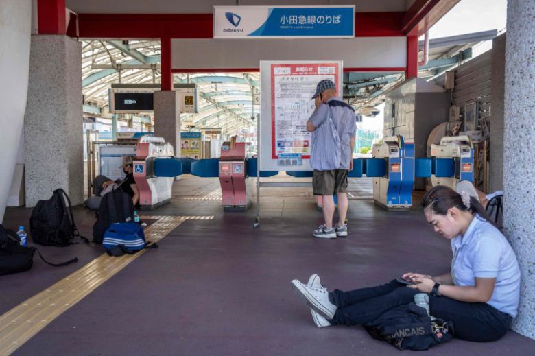 30일 일본 가나가와현 후지사와시의 가타세에노시마역에서 시민들이 지진해일(쓰나미) 경보로 폐쇄된 역사에 들어가지 못해 기다리고 있다.AFP연합뉴스
