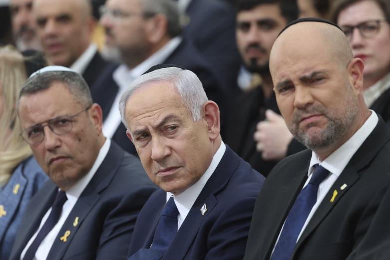 베냐민 네타냐후 이스라엘 총리(가운데), 아미르 오하나 크네세트(의회) 의장(오른쪽)이 지난 4월 29일(현지시간) 예루살렘에서 열린 전몰 장병 추모일 전야 기념식에 참석하고 있다.AP뉴시스