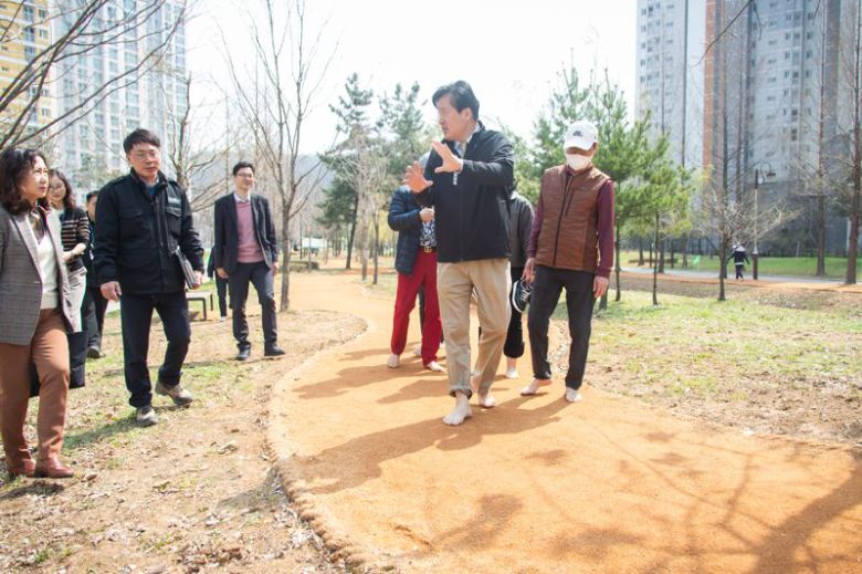 강범석 구청장이 지난 4월 조성된 가정동 맨발산책길을 걷으며 점검하고 있다. 인천서구 제공.