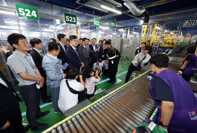 김병기 더불어민주당 당대표 직무대행 겸 원내대표가 지난 7월 16일 오전 서울 서초구 쿠팡 서초1캠프를 방문해 작업장을 둘러보고 있다. 뉴스1 제공