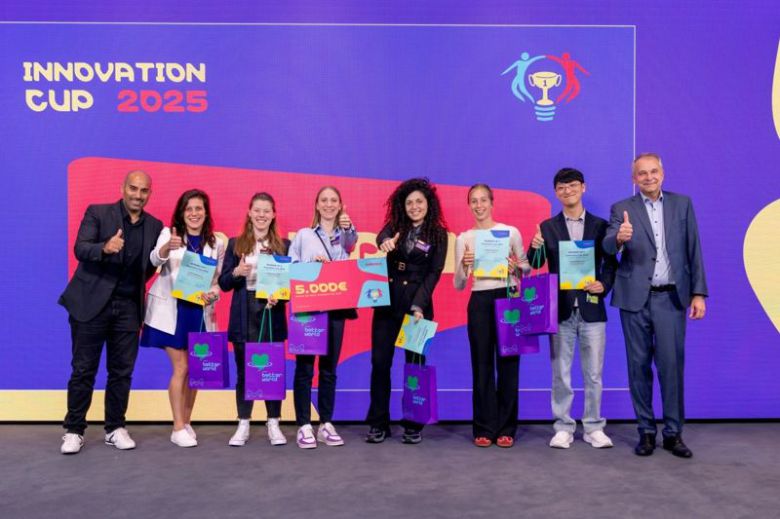 KAIST 황선우 학생(오른쪽 두번째)이 소속된 팀원들이 기념촬영하고 있는 모습. 머크 제공