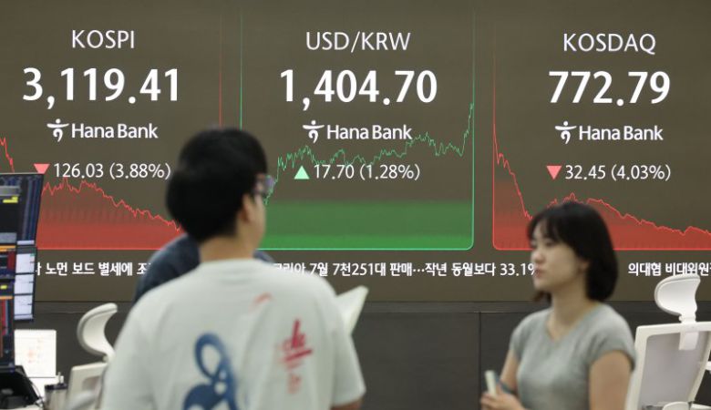 1일 오후 서울 중구 하나은행 딜링룸에서 딜러들이 업무를 보고 있다.코스피가 전 거래일보다 126.03포인트(3.88%) 내린 3119.41, 코스닥 지수는 전 거래일보다 32.45포인트(4.03%) 하락한 772.79에 마감했다. 사진=뉴시스