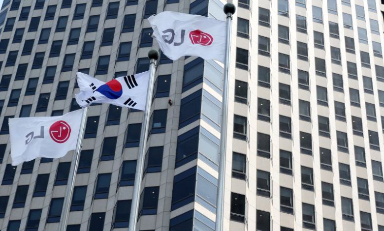 [서울=뉴시스] 추상철 기자 = 7일 오전 서울 영등포구 여의도 LG트윈타워에서 LG깃발이 바람에 나부끼고 있다. 2025.04.07. scchoo@newsis.com /사진=뉴시스