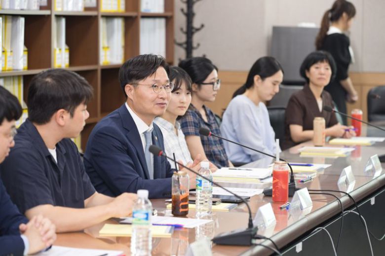 구혁채 과학기술정보통신부 제1차관이 1일 오전 서울 동대문구 경희대학교 박은정 교수 연구실을 방문한 이후 진행된 현장 간담회에서 연구자들과 의견을 교환하고 있다. 과학기술정보통신부 제공