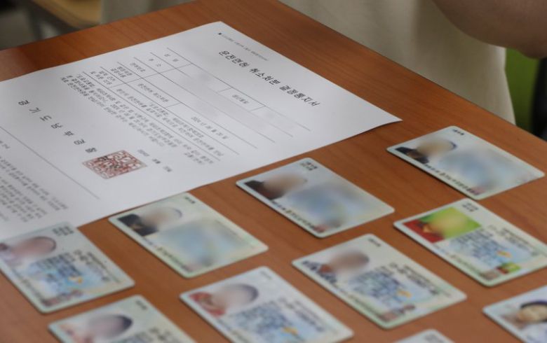 경기 수원시 권선구 수원시 교통정책과에서 공무원이 반납이 완료된 운전면허증을 정리하고 있다. 2024.7.3. 사진=뉴스1