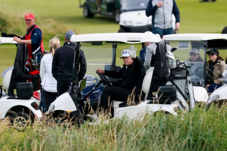 도널드 트럼프 미국 대통령이 지난달 26일(현지시간) 영국 스코트랜드 남서부 턴버리에 있는 자신 소유 골프장에서 라운딩 도중에 손을 흔들고 있다. 로이터연합뉴스