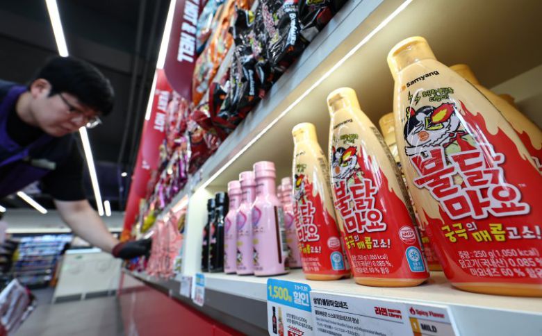 서울 마포구 CU 홍대상상점 라면 라이브러리에 매운 라면 소스제품이 진열돼 있다. 뉴스1