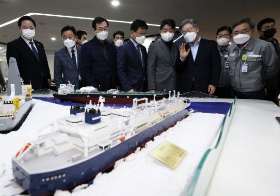 이재명 대통령이 지난 2021년 11월 경남 거제시 대우조선소(현 한화오션) 신뢰관에서 열린 경영진과 타운홀 미팅을 가진 뒤 로비에 전시된 선박 모형을 살펴보며 대화하고 있다. 뉴스1