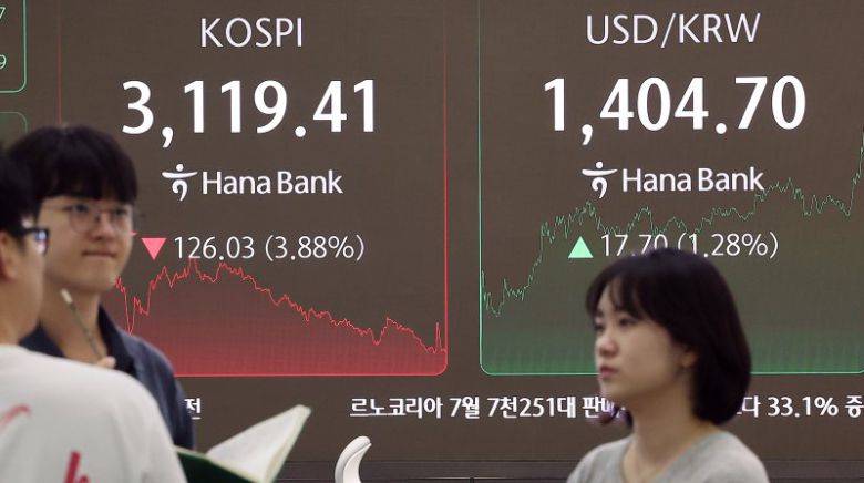 1일 오후 서울 중구 하나은행 딜링룸 전광판에 마감 시황이 나오고 있다. 이날 코스피 지수는 전 거래일 대비 126.03포인트(3.88%) 내린 3119.41로 장을 마쳤다. 외환시장에서 원·달러 환율은 전 거래일보다 17.70원 오른 1404.70원을 나타내고 있다. 사진=뉴스1