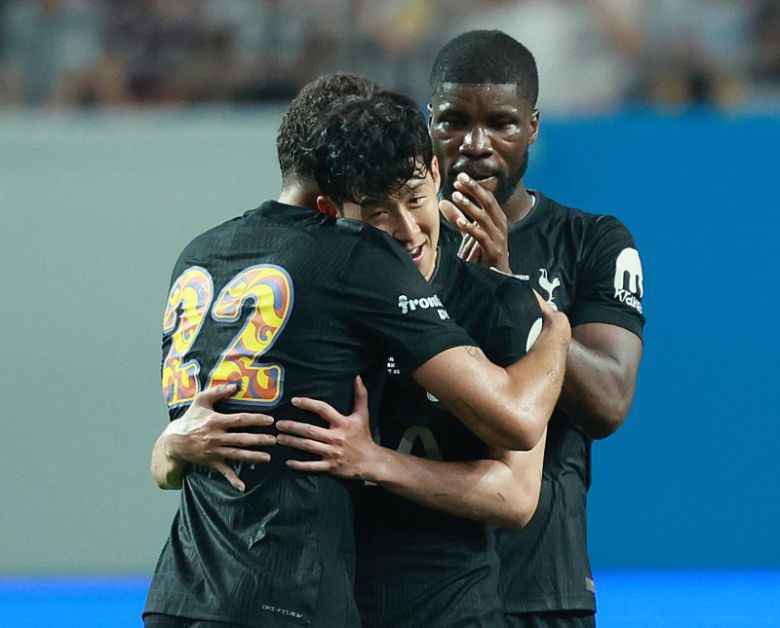 서울월드컵경기장에 열린 2025 쿠팡플레이시리즈 뉴캐슬 유나이티드와 토트넘 홋스퍼의 경기 후반전에서 교체된 토트넘 손흥민이 동료들과 인사를 나누고 있다.뉴시스