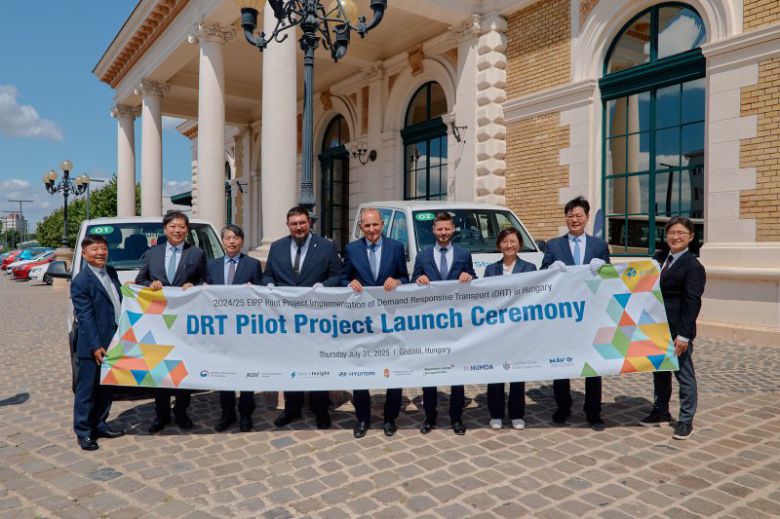 지난달 31일(현지시간) 헝가리 괴될뢰시에서 열린 '헝가리 수요응답교통 서비스 개통식'에서 관계자들이 기념촬영을 하고 있다. 왼쪽 두번째부터 기획재정부 최병석 경제협력기획과장, 주헝가리 대한민국대사관 김상욱 공사참사관, 헝가리 국가경제부 사볼치 소노키 차관보, 헝가리 괴될뢰 죄르지 게메시 시장, NTP 발리주 센트죄르지 사장, 현대차 모빌리티사업실 김수영 상무, KDI 김형태 부원장 현대차 제공