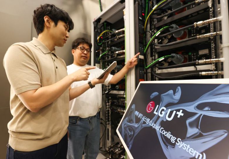 LG유플러스 관계자들이 평촌2센터에서 액체를 이용한 '직접 칩 냉각' 방식을 시연하고 있다. LG유플러스 제공