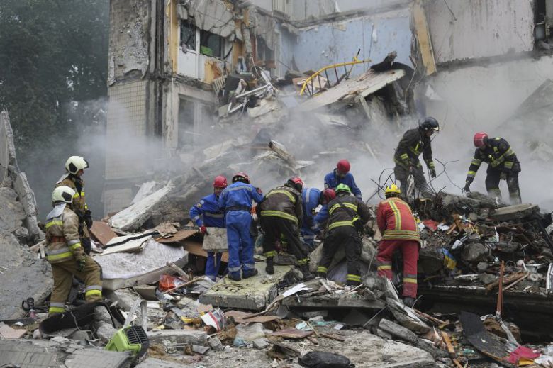 7월 31일(현지시간) 우크라이나 키이우에서 구조대가 러시아의 미사일 공격으로 파괴된 아파트 건물 잔해를 수색하고 있다.AP뉴시스