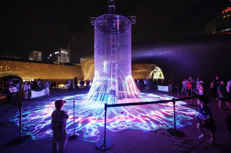 지난달 31일 서울 중구 동대문디자인플라자(DDP)에서 '서울라이트 DDP 여름' 미디어아트가 펼쳐지고 있다. 서울시 제공 뉴시스