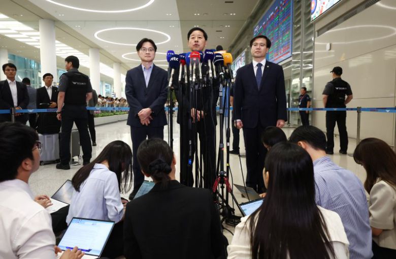 김정관 산업통상자원부 장관(왼쪽부터)과 구윤철 경제부총리 겸 기획재정부 장관, 여한구 통상교섭본부장이 지난 1일 오후 인천국제공항에서 한미 관세협상 관련 취재진 질의에 답변하고 있다. 뉴스1