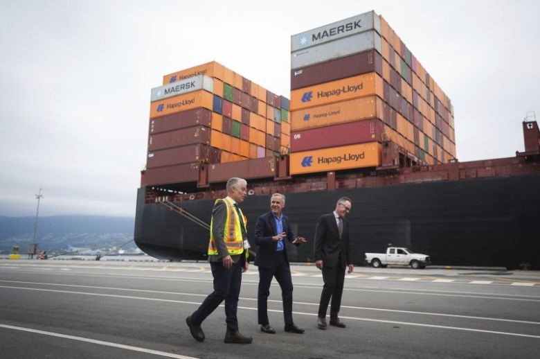 캐나다의 마크 카니 총리(가운데)가 3일(현지시간) 캐나다 브리티시 컬럼비아주 벤쿠버에서 컨테이너 항구를 둘러보고 있다.AP연합뉴스