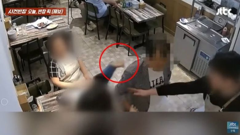 광주의 한 식당에서 다짜고짜 뺨을 때리는 손님에게 반격했다가 '쌍방 폭행' 가해자가 됐다는 사연이 전해졌다. /사진=JTBC '사건반장' 캡처