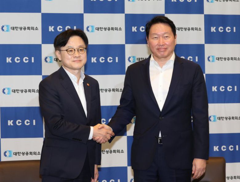 김정관 산업통상자원부 장관(왼쪽)과 최태원 대한상공회의소 회장이 4일 서울 중구 대한상의 회관에서 만나 악수하고 있다.연합뉴스                                    김정관 장관이 이날 손경식 한국경영자총협회(경총) 회장(왼쪽)을 서울 마포구 경총회관에서 만나 악수하고 있다. 연합뉴스