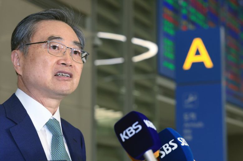 미국 방문을 마친 조현 외교부 장관이 지난 3일 오후 인천국제공항 2터미널을 통해 귀국해 취재진의 질문에 답하고 있다. 뉴스1