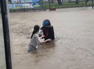 폭우에도 배달에 나선 배달 기사의 영상이 온라인에서 화제가 됐다. /사진=인스타그램 캡처