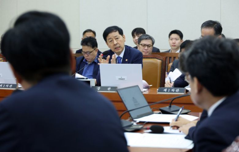 구윤철 경제부총리 겸 기획재정부 장관이 6일 서울 여의도 국회에서 열린 기획재정위원회 전체회의에서 조승래 더불어민주당 의원 질의에 답하고 있다. 사진=뉴시스                                    김정관 산업통상자원부 장관이 6일 서울 여의도 국회에서 열린 제428회 국회(임시회) 산업통상자원중소벤처기업위원회 1차 전체회의에 출석해 한미 관세협상 관련 의원 질의에 답하고 있다. 사진=뉴스1