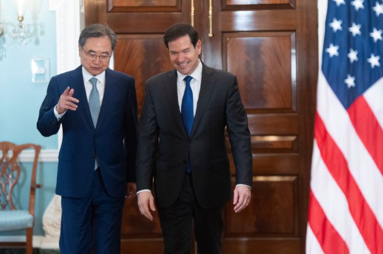 조현 외교부 장관이 지난달 31일(현지 시간) 미국 워싱턴DC 국무부에서 마코 루비오 국무부 장관과 대화하고 있다. AP뉴시스