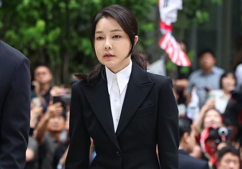 윤석열 전 대통령 부인 김건희 여사가 6일 서울 종로구에 마련된 김건희 특검팀(특별검사 민중기) 사무실로 조사를 받기 위해 출석하고 있다. 사진=뉴스1