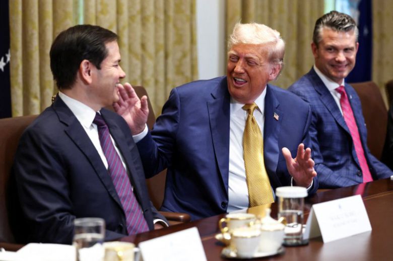 도널드 트럼프 미국 대통령이 마코 루비오 국무장관(왼쪽) 및 피트 헤그세스 국방장관과 함께 지난달 8일(현지시간) 미국 워싱턴DC 백악관에서 갖는 도중에 웃고 있다. 로이터연합뉴스