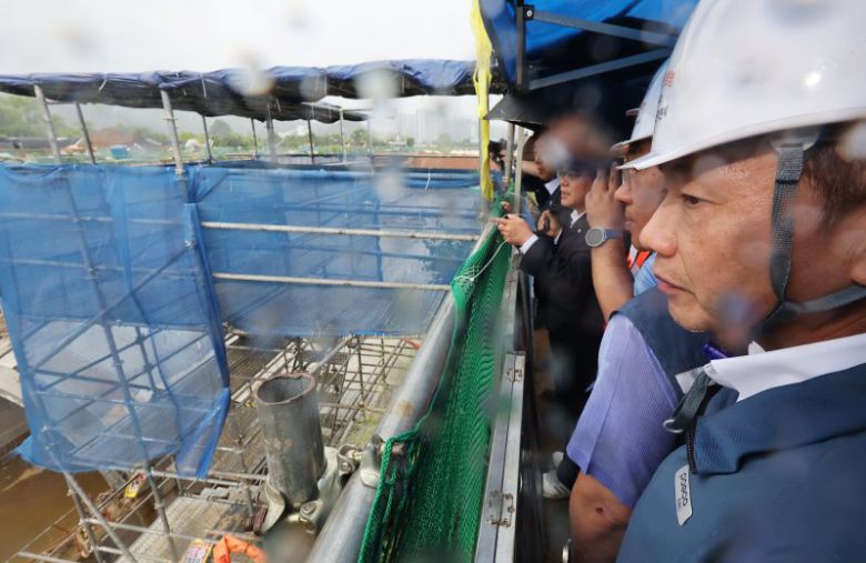 6일 송치영 포스코이앤씨 신임 사장이 작업자가 중상을 입고 의식불명에 빠진 사고가 발생한 경기도 광명시 포스코이앤씨 고속도로 건설공사 현장에서 더불어민주당 을지로위원회 위원들과 사고 현장을 살펴보고 있다. 연합뉴스