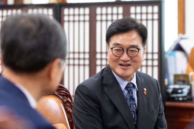 우원식 국회의장이 6일 서울 여의도 국회 집무실에서 조현 외교부 장관을 접견하고 있다. /사진=뉴스1