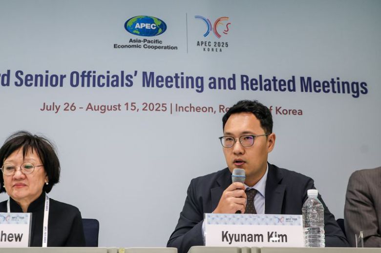 김규남 네이버웹툰 CRO가 지난 6일 인천 송도 컨벤시아에서 열린 APEC 국제 워크숍 ‘불법 스트리밍 단속을 위한 접근법 및 전략’에서 발표를 하고 있다. 네이버웹툰 제공