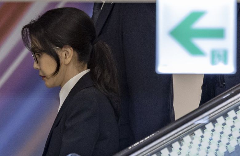 [서울=뉴시스] 김근수 기자 = 도이치모터스 주가조작 연루 의혹 등을 받는 김건희 여사가 전날 서울 종로구 김건희 특검팀(특별검사 민중기) 사무실에서 피의자 신분으로 조사를 마친 뒤 밖으로 나서고 있다. 2025.08.07. ks@newsis.com /사진=뉴시스