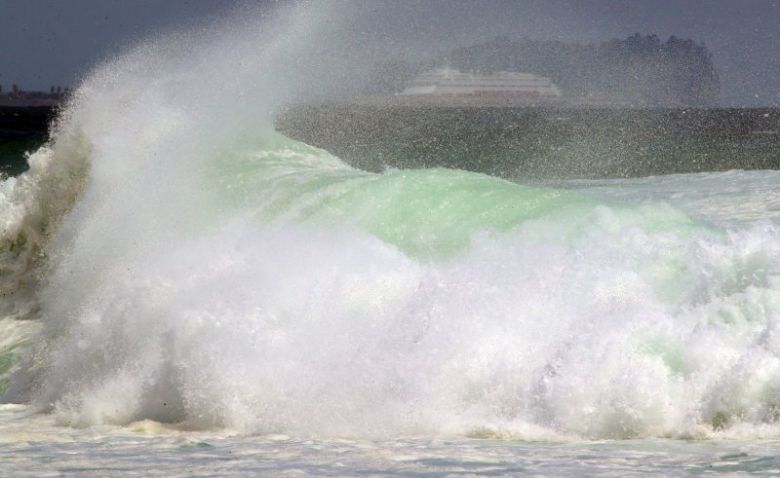 지난해 여름 제주 서귀포시 예래동 해안에 태풍의 간접영향으로 거센 파도가 일고 있는 모습. 뉴스1
