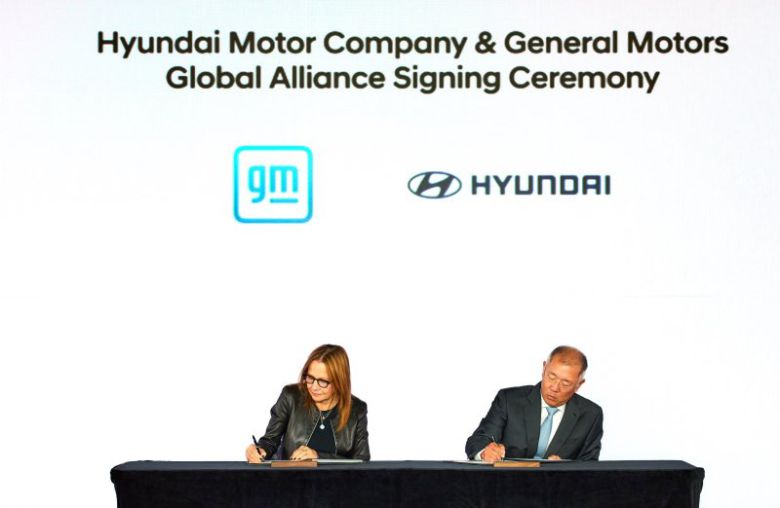 현대자동차가 미국 최대 자동차 회사 제네럴 모터스(GM)와 포괄적 협력을 위한 업무협약(MOU)을 체결했다고 12일 밝혔다.사진은 정의선 현대차그룹 회장이 메리 바라 제너럴모터스(GM) 회장 겸 CEO와 지난해 9월 업무 협약서에 서명하는 모습. 사진=현대차그룹 제공