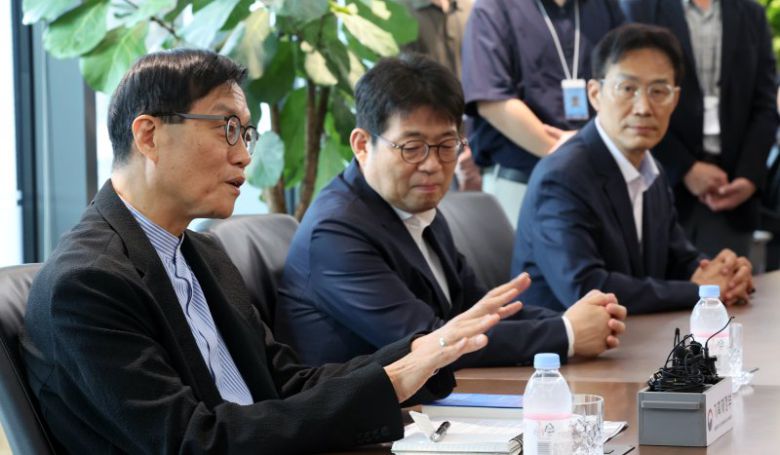 이창용 한국은행 총재(왼쪽 첫번째)가 7일 오전 서울 중구 한국은행에서 구윤철 경제부총리 겸 기획재정부 장관과의 면담에서 발언하고 있다. 뉴시스