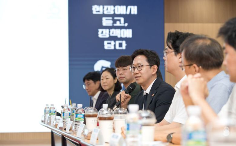 배경훈 과학기술정보통신부 장관(왼쪽 네번째)이 7일 오후 충청북도 청주시 서원구 충북대학교를 방문해 기초연구진흥 개선방안을 논의하며 발언하고 있다. 과학기술정보통신부 제공