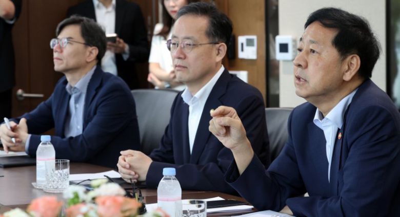 구윤철 경제부총리 겸 기획재정부 장관(오른쪽 첫번째)이 7일 서울 중구 한국은행에서 이창용 한은 총재와 대화하고 있다. 연합뉴스