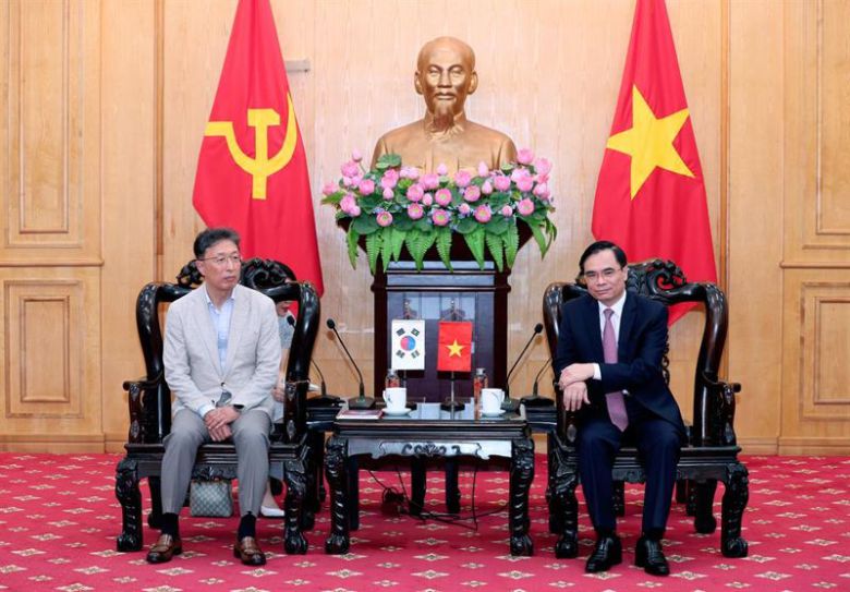 오영기 삼성전자 인재개발원 부원장(왼쪽)과 즈엉 쭝 이 호찌민 국가정치학원 부원장이 양측 간 교육 협력에 대해 논의하고 있다. 호찌민 국가정치학원 제공