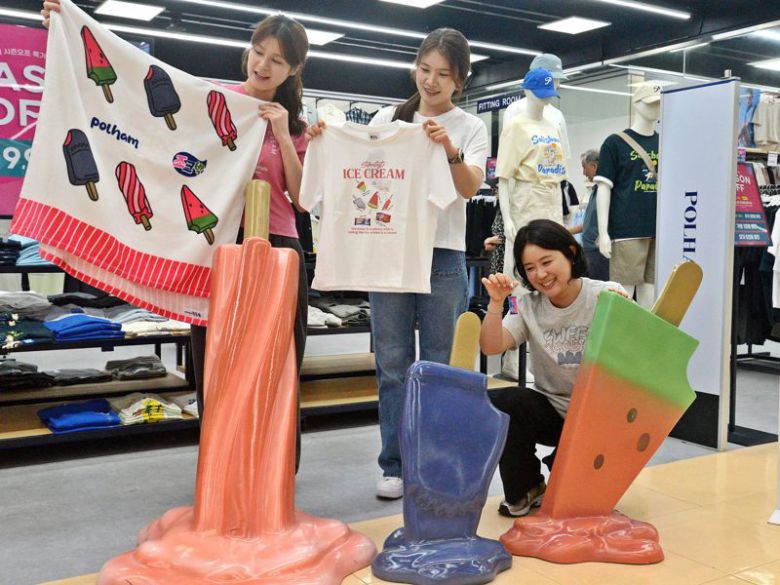 롯데백화점 광복점이 지하 1층 아쿠아분수대 행사장에서 '폴햄X죠크박 팝업스토어' 열어 오는 14일까지 진행한다. 이 기간 캐주얼 패션 브랜드 '폴햄'이 롯데웰푸드의 '죠크박' 아이스크림과 협업해 만든 컬렉션을 다양하게 선보이며 죠크박이 새겨진 의류를 최대 50% 할인된 가격에 판매한다. 롯데백화점 제공