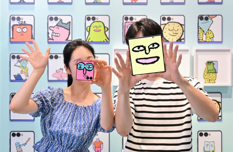 서울 코엑스 '더 갤럭시 언폴더스' 체험존 방문객들이 '갤럭시 Z 폴드7'의 대화면과 '갤럭시 Z 플립7'의 커버 디스플레이를 활용해 '뉴페이스 셀피'를 촬영하고 있다. 삼성전자 제공