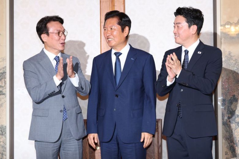 김민석(왼쪽) 국무총리와 정청래(가운데) 더불어민주당 대표, 강훈식 대통령실 비서실장이 10일 서울 종로구 삼청동 총리공관에서 열린 제2차 고위당정협의회에 앞서 기념촬영을 하고 있다. 사진=뉴시스