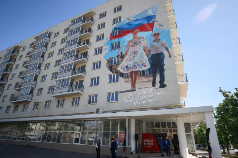 러시아가 점령 중인 우크라이나 도네츠크주 마리우폴에서 지난 5월 18일 러시아군의 점령을 기념하는 벽화가 공개된 모습.타스연합뉴스