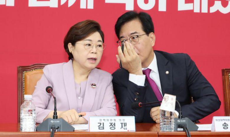 국민의힘 송언석 비상대책위원장 겸 원내대표와 김정재 정책위의장이 11일 서울 여의도 국회에서 열린 비상대책위원회의에서 이야기를 나누고 있다. 사진=박범준 기자