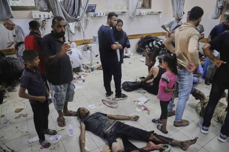 5일(현지시간) 가자지구로 들어오는 인도주의 구호 물품 수송 트럭에 접근하다가 다친 팔레스타인 주민들이 칸유니스에 있는 나세르 병원 바닥에서 치료받고 있다.AP뉴시스